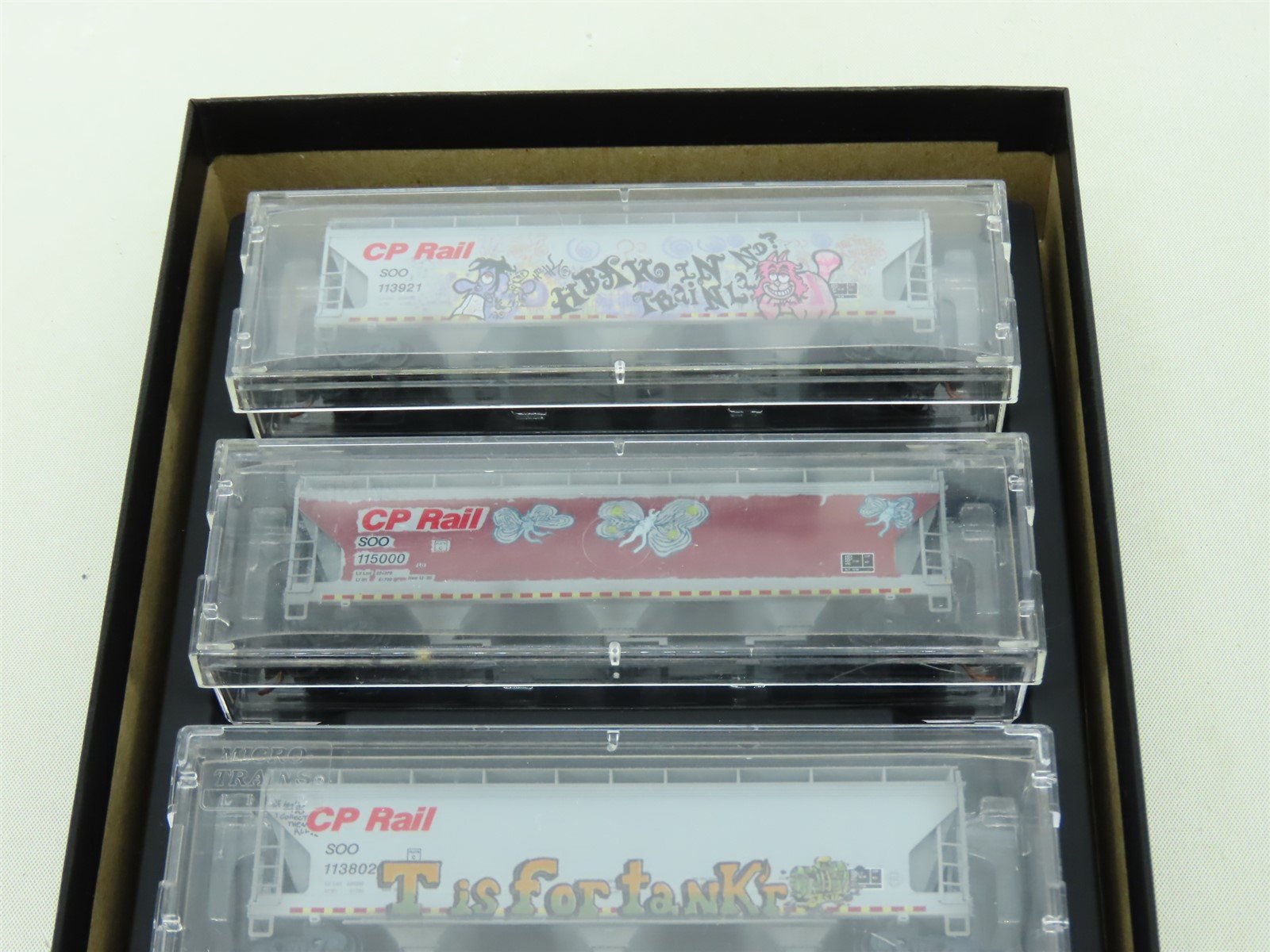 N Micro-Trains MTL 99305340 SOO/CP Rail Graffiti 4-Bay Covered Hoppers 4-Pack