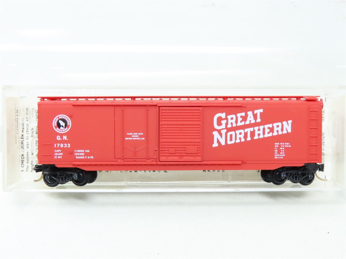 N Micro-Trains MTL Kadee 33010 GN Great Northern Plug Sliding Door Boxcar #17833