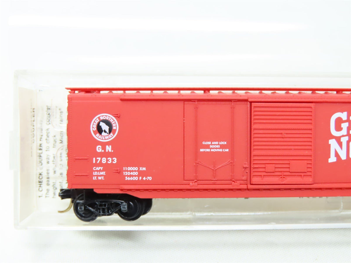 N Micro-Trains MTL Kadee 33010 GN Great Northern Plug Sliding Door Boxcar #17833