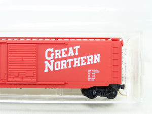 N Micro-Trains MTL Kadee 33010 GN Great Northern Plug Sliding Door Boxcar #17833