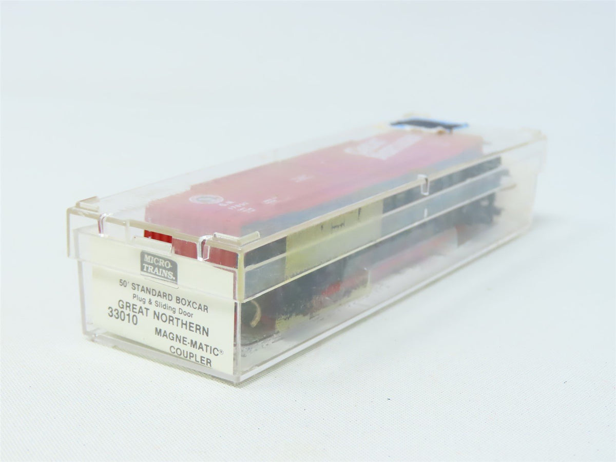 N Micro-Trains MTL Kadee 33010 GN Great Northern Plug Sliding Door Boxcar #17833