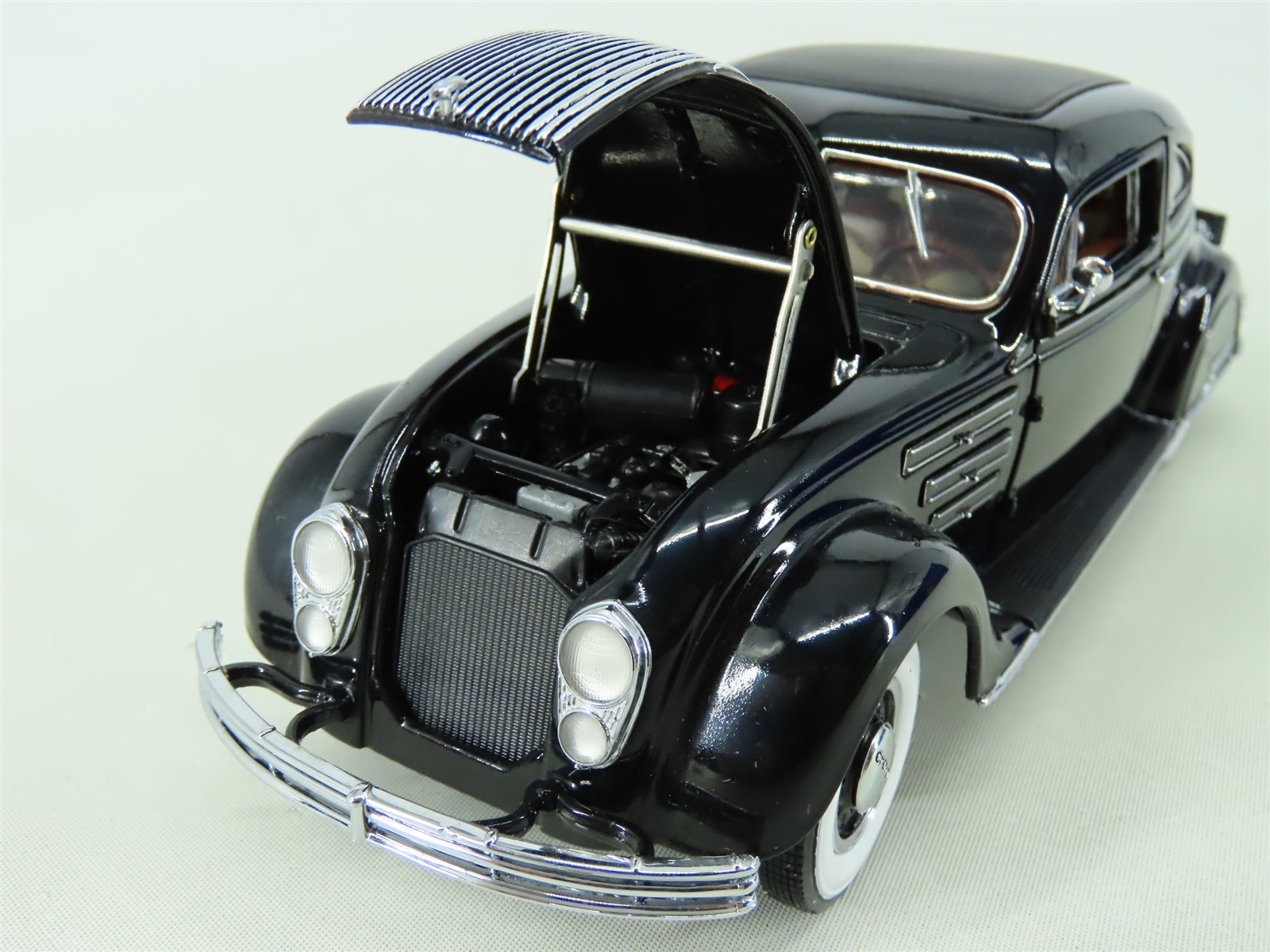1:24 Scale Franklin Mint #B12B816 Die-Cast Vehicle 1934 Chrysler 
