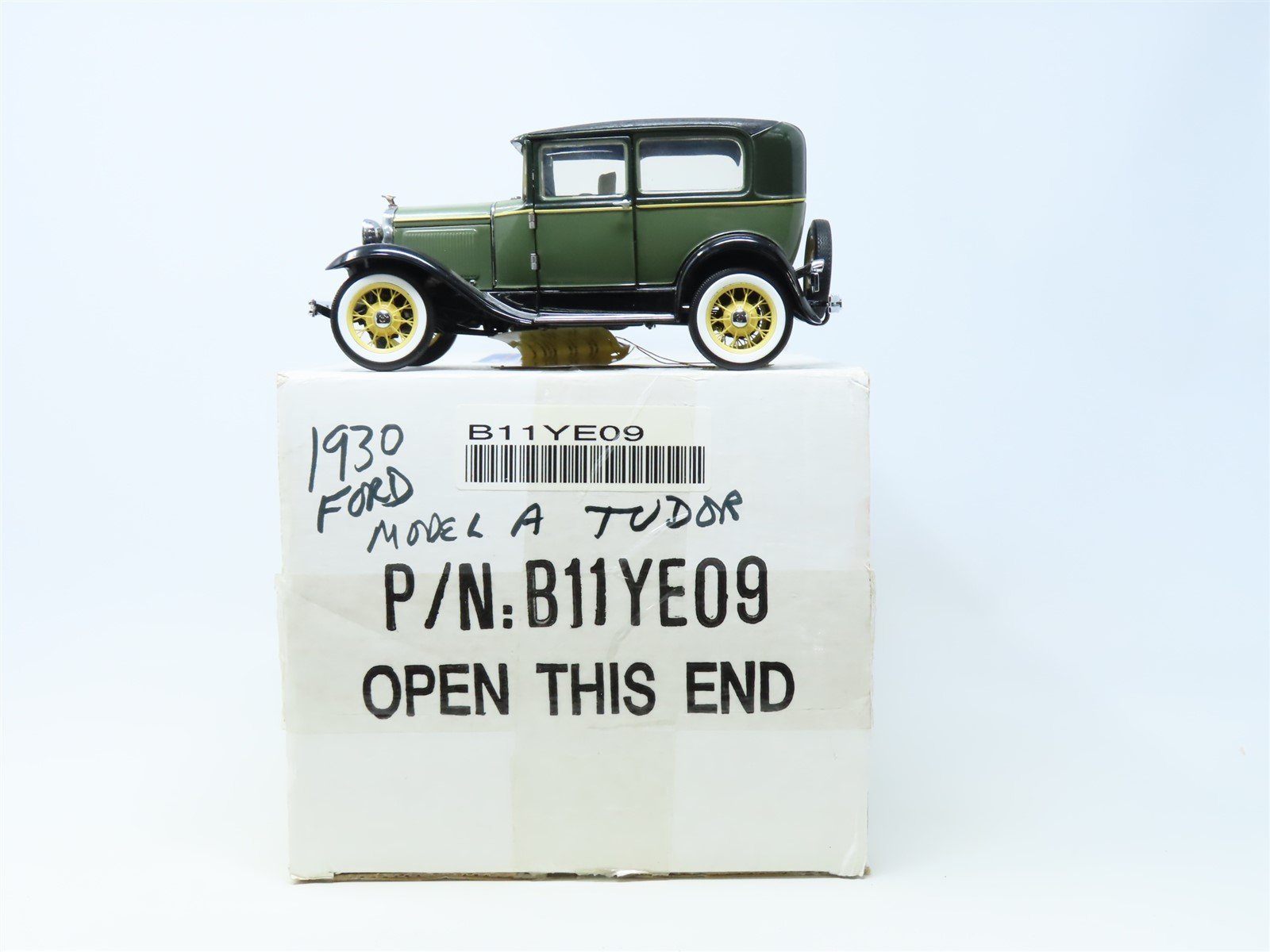 1:24 Scale Franklin Mint #B11YE09 Die-Cast 1930 Ford Model A Tudor