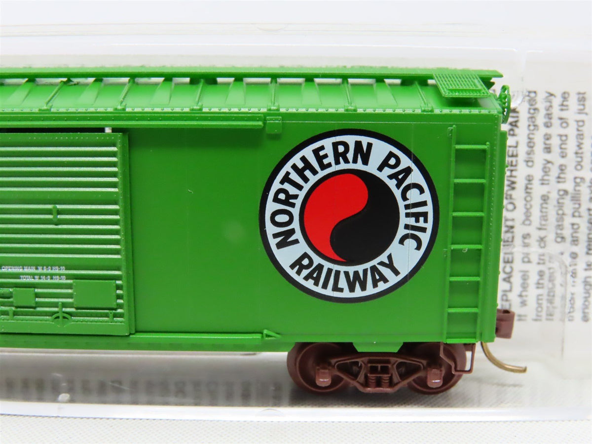 N Micro-Trains MTL 22090 NP Northern Pacific 40&#39; Combination Door Box Car #8135