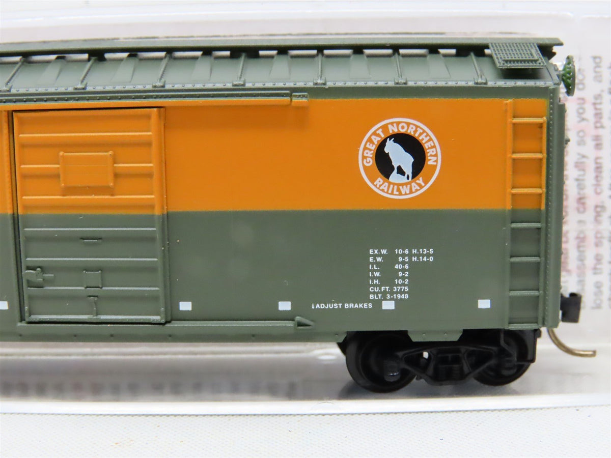 N Scale Micro-Trains MTL 20226 GN Great Northern 40&#39; Single Door Box Car #2533