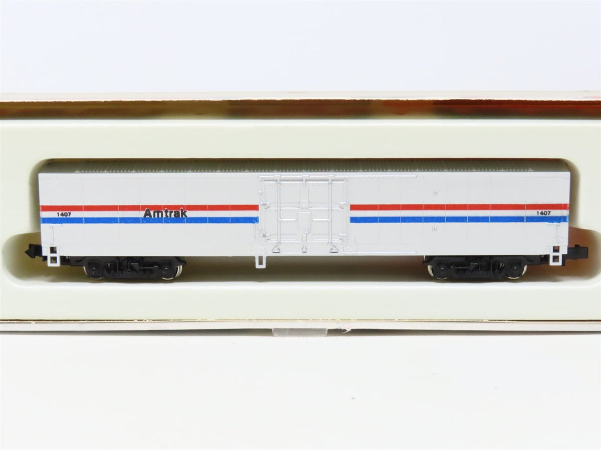 N Scale Con-Cor 0001-004681 (1) Amtrak 60&#39; Material Handling Box Car #1407