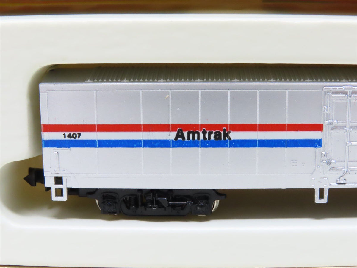N Scale Con-Cor 0001-004681 (1) Amtrak 60&#39; Material Handling Box Car #1407