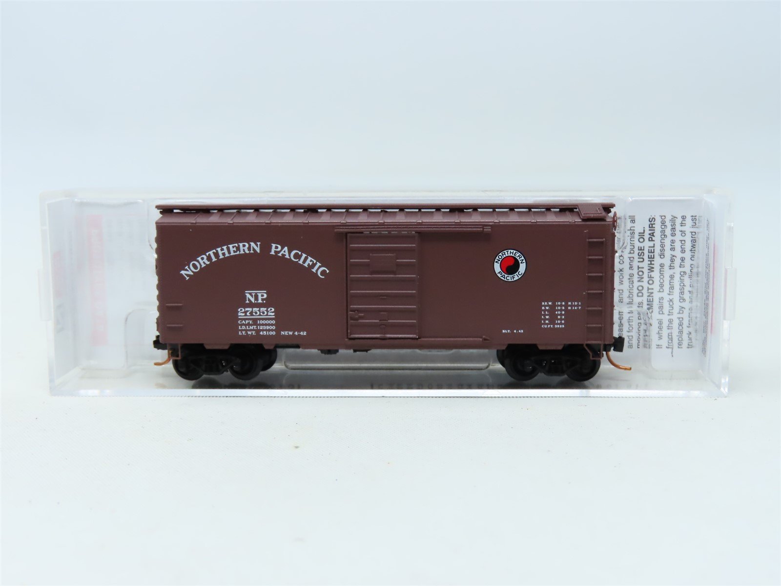 N Micro-Trains MTL #02000980 NP Northern Pacific 40' Box Car w/ Hobo Load #27552