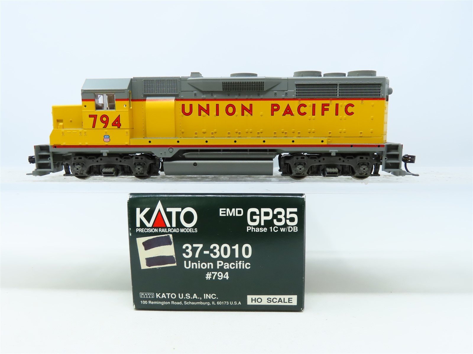HO Scale KATO 37-3010 UP Union Pacific EMD GP35 Ph. 1C Diesel #794 w/DCC