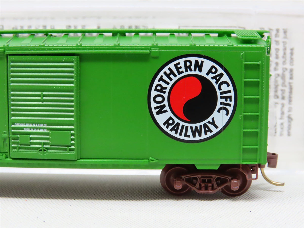 N Scale Micro-Trains MTL 22090 NP Northern Pacific 40&#39; Box Car #8135