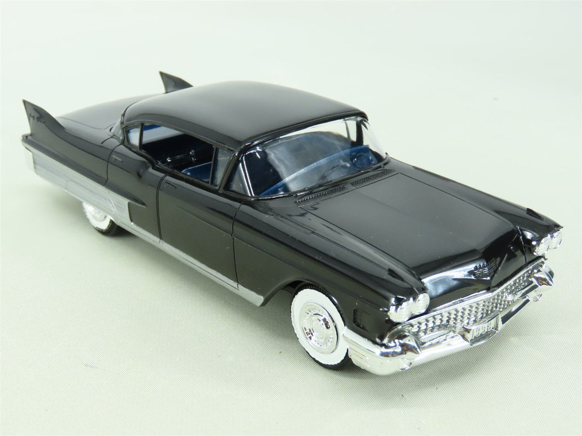 1:25 Scale Jo-Han Plastic Model Car P-46580 1958 Cadillac Fleetwood Hardtop