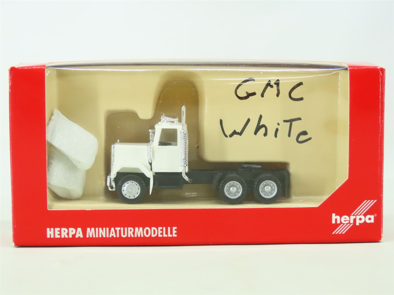 HO Scale HERPA #15234 GMC Short 2-Axle Day Truck Cab - White