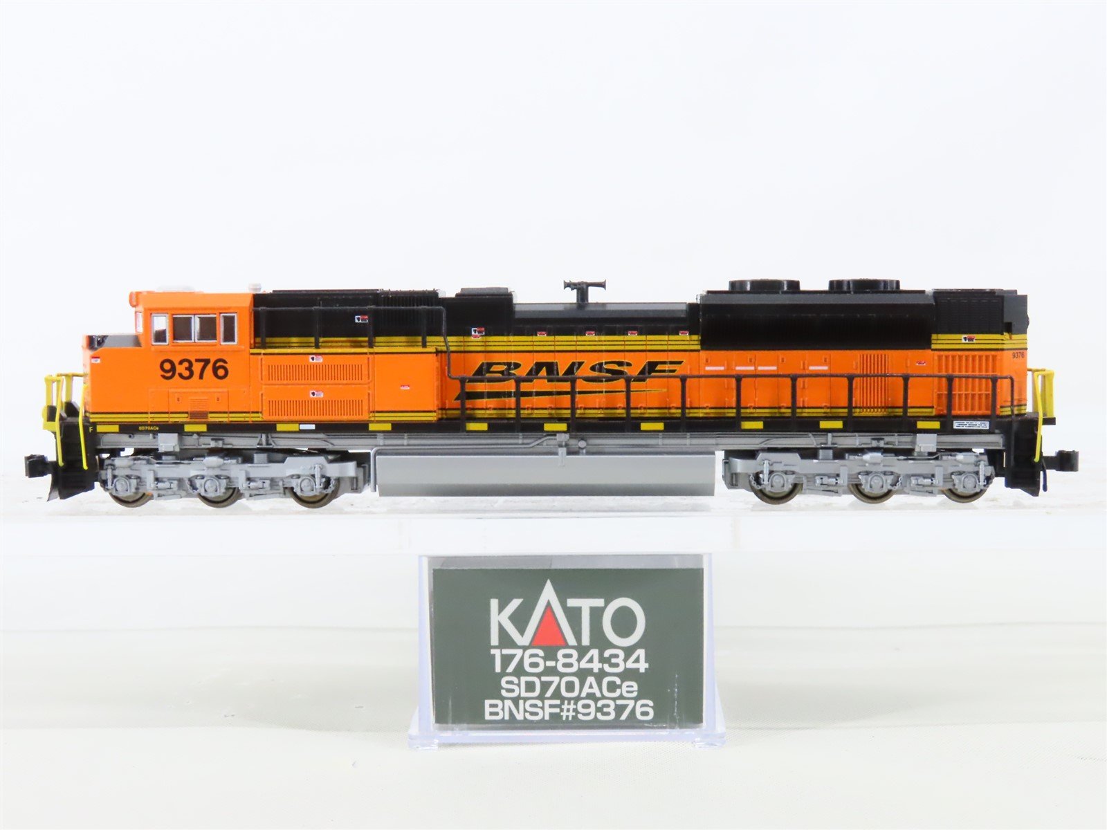 N Scale KATO 176-8434 BNSF Railway EMD SD70ACe Diesel #9376 - DCC Ready