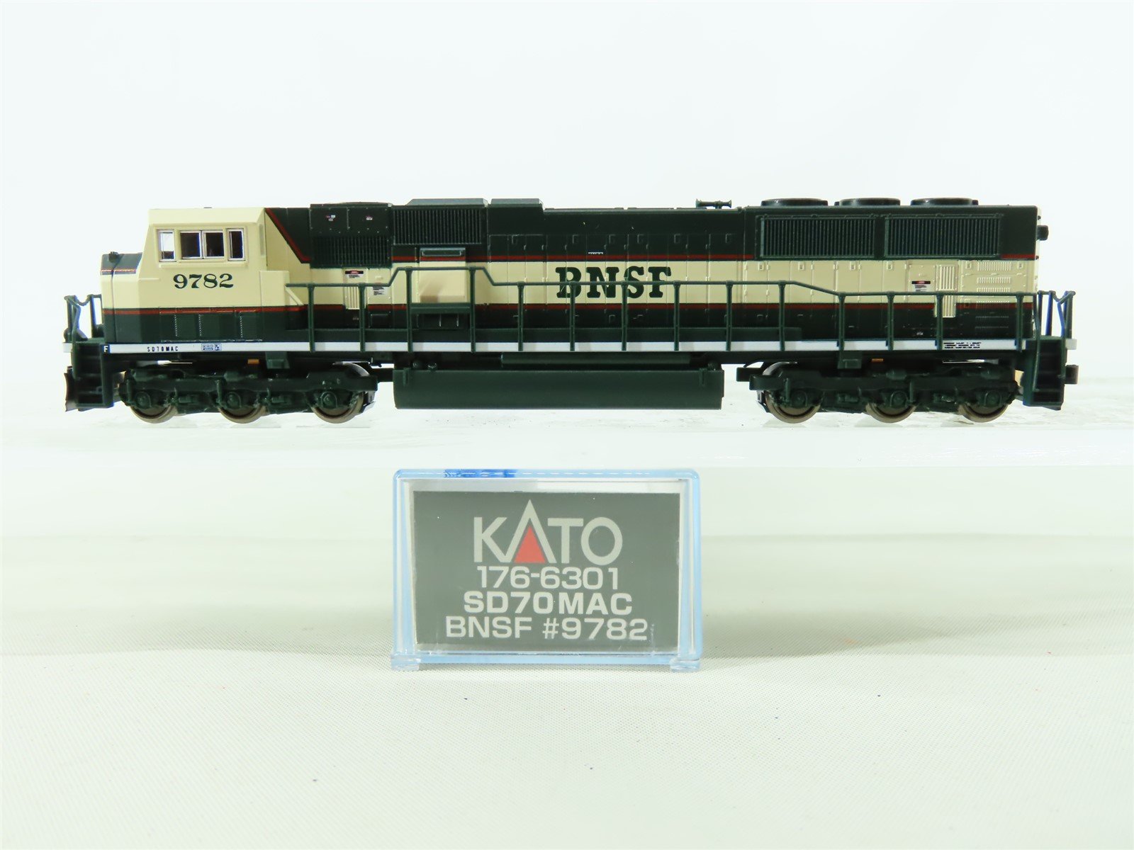 N KATO 176-6301 BNSF Railway "Executive" EMD SD70MAC Diesel #9782 - DCC Ready