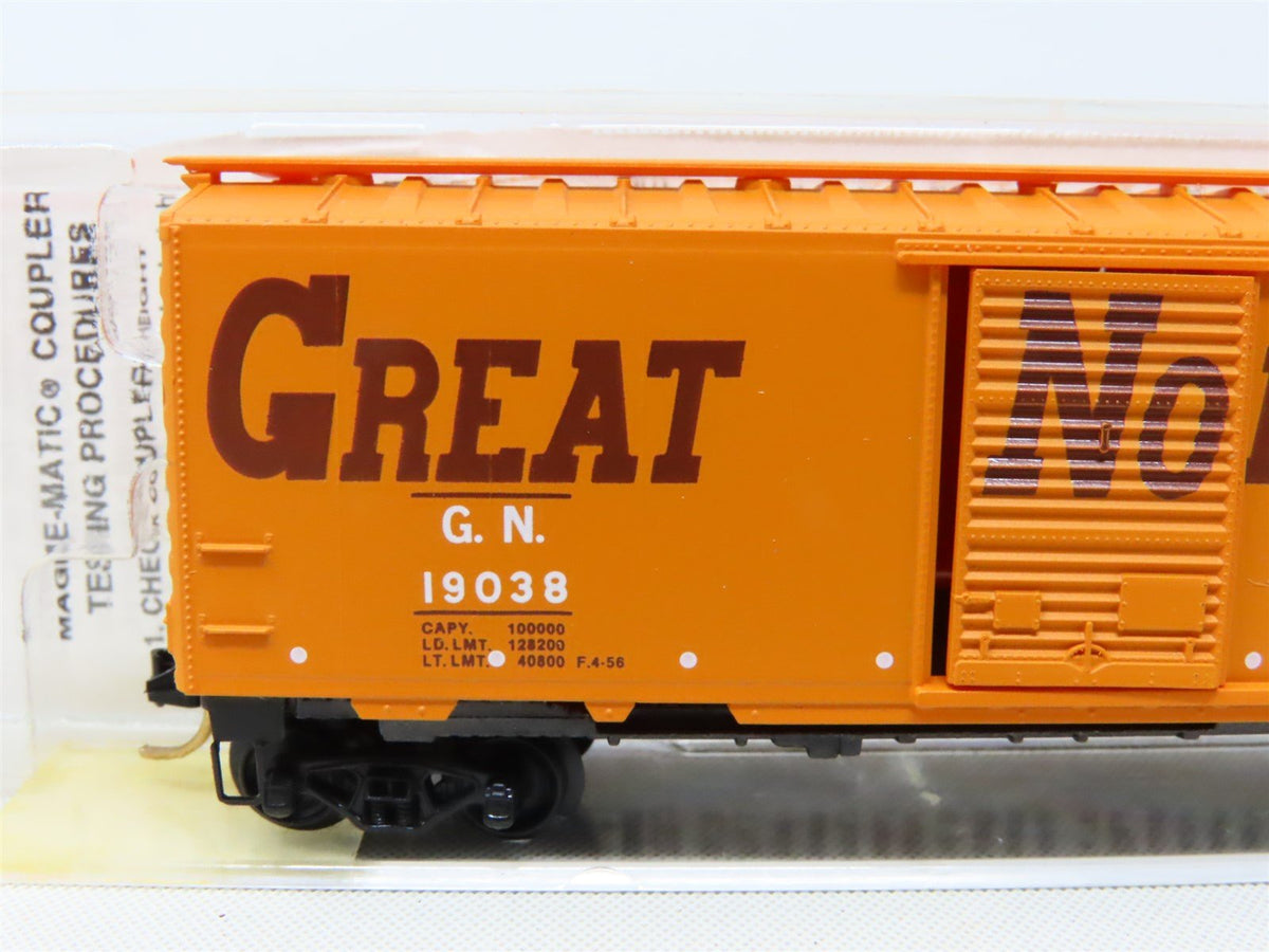 N Scale Micro-Trains MTL #20166 GN Great Northern Circus Car 40&#39; Box Car #19038