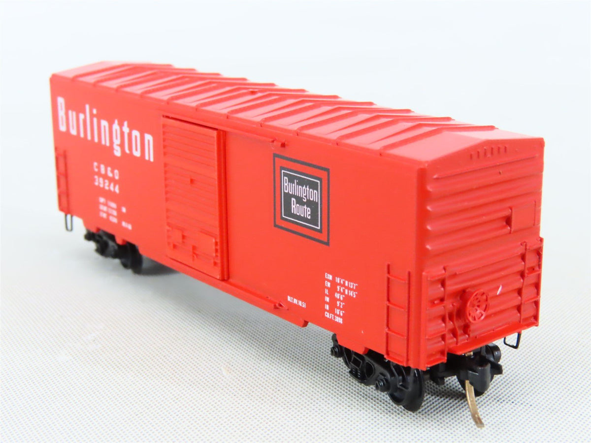 N Scale Kadee Micro-Trains MTL 24090 CB&amp;Q Burlington Route 40&#39; Box Car #39244