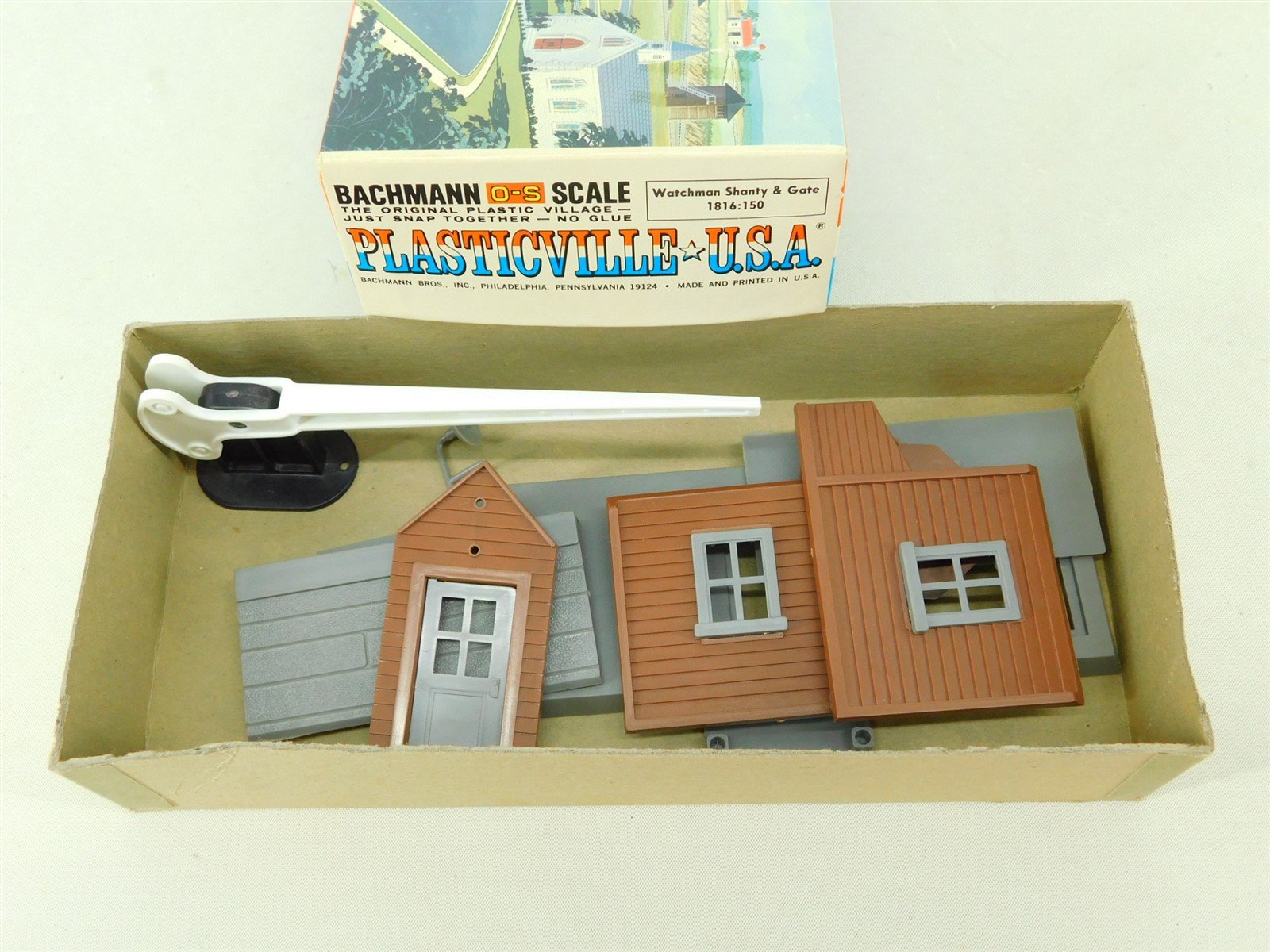 O-S Scale Bachmann Plasticville USA Kit #1816:150 Watchman Shanty & Gate
